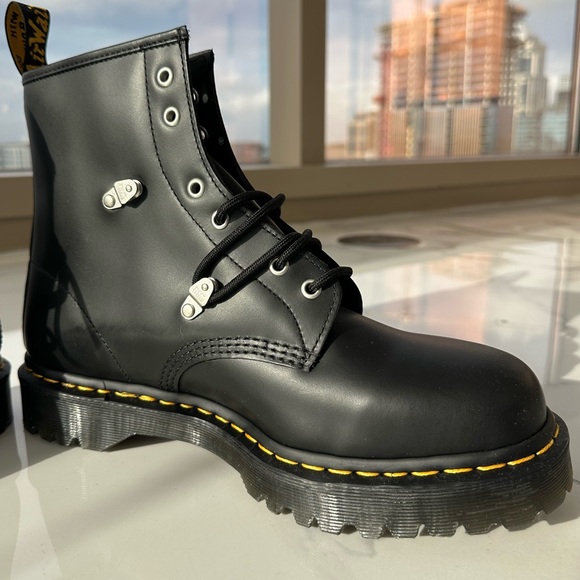 NWOT Dr Martens 1460 BEX STUD LEATHER LACE UP BOOTS - Picture 2 of 8